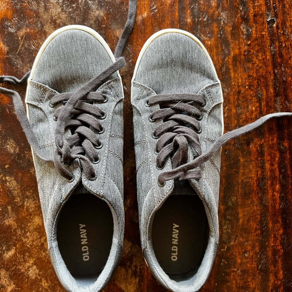 Boys Old Navy sneakers size 6 great condition!